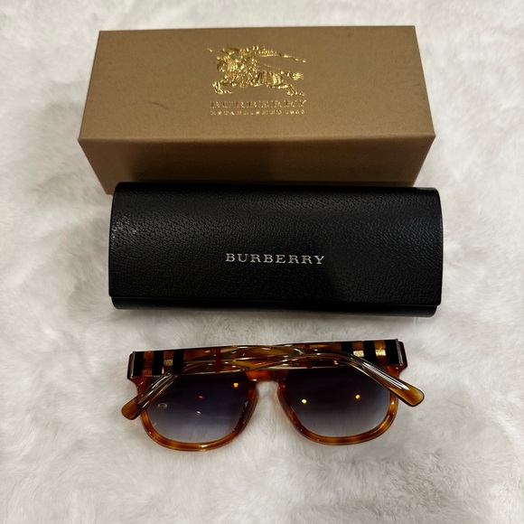 Burberry Tortoise Shell Sunglasses with Black Case - Picture 1 of 5